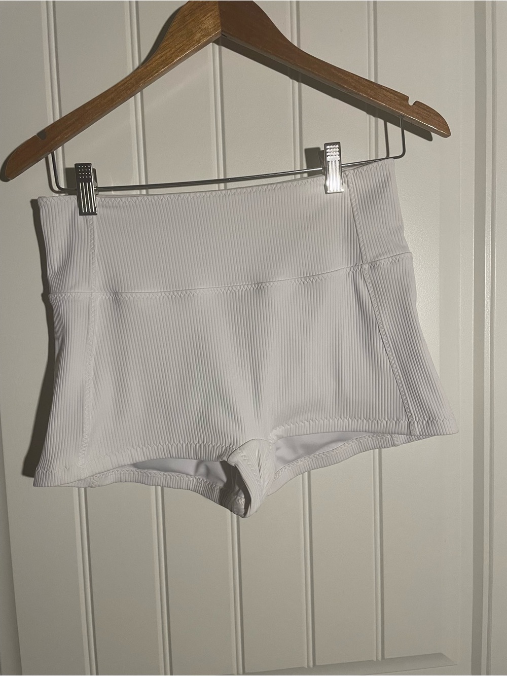 Fabletics White Ribbed High Waisted Activewear Fitness Shorts Size Large